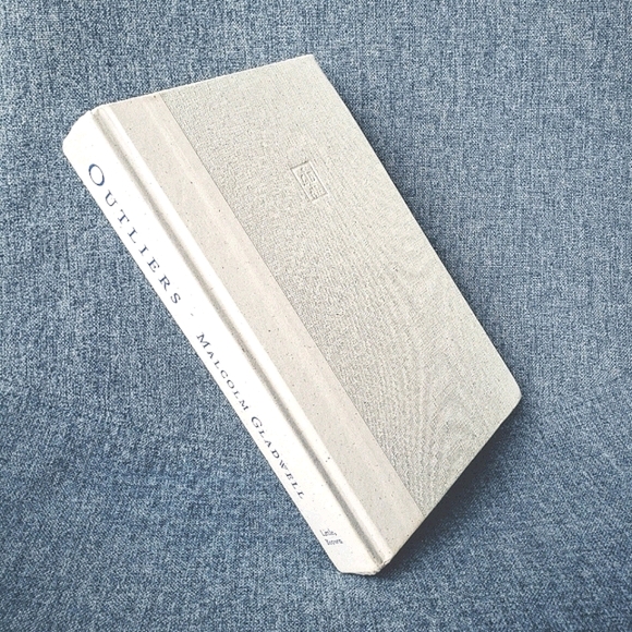 4/$23 or $14 for Set of 2 Used Gladwell Books - Picture 2 of 9